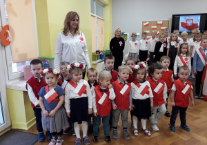 grupa maluszków odświętnie ubrana i udekorowana w biało czerwone barwy